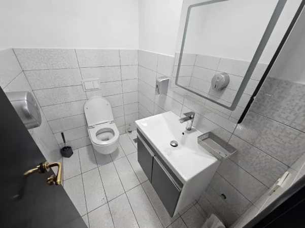 Tirane, jepet me qera zyre Kati 7, 100 m² 1.500 € (Sheshi Willson)