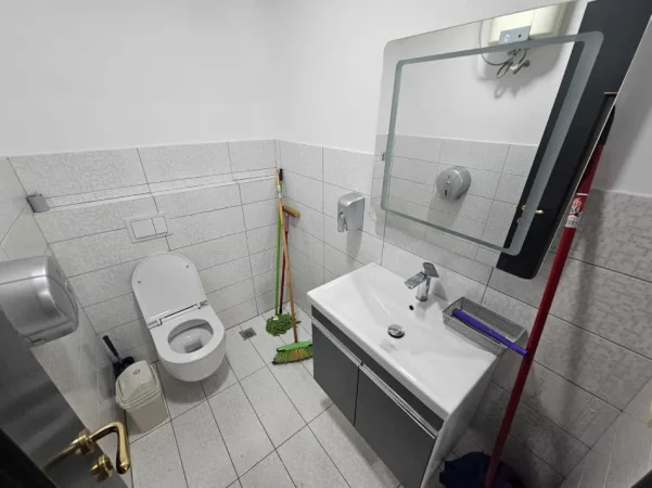 Tirane, jepet me qera zyre Kati 7, 100 m² 1.500 € (Sheshi Willson)