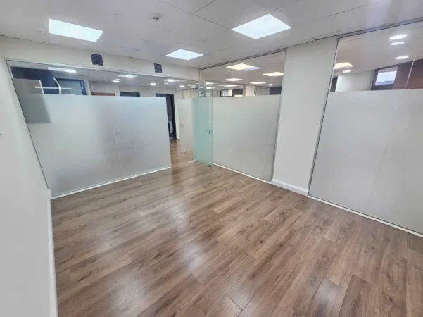 Tirane, jepet me qera zyre Kati 7, 100 m² 1.500 € (Sheshi Willson)