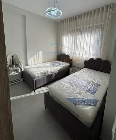 Tirane, jepet me qera apartament 2+1+Ballkon Kati 3, 87 m² 720 € (Rruga e Durresit)