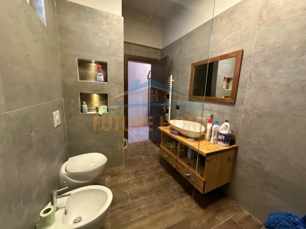 Tirane, jepet me qera Vile 2 Katshe Kati 2, 2.164 m² 1.800 € (Petrele)