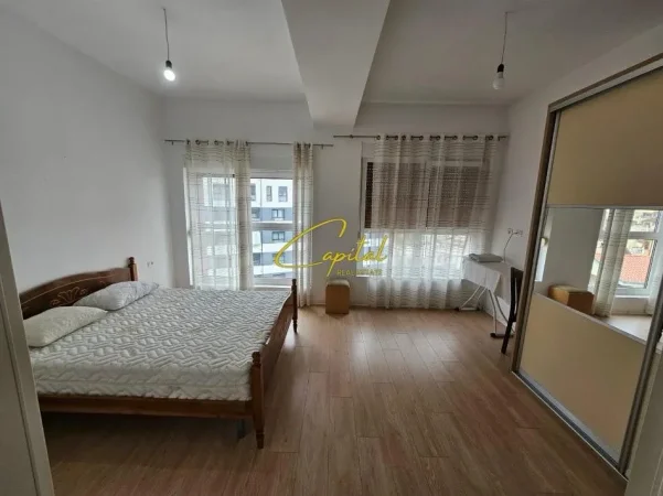 Tirane, jepet me qera apartament 2+1 Kati 6, 100 m² 550 € (ALI DEMI)