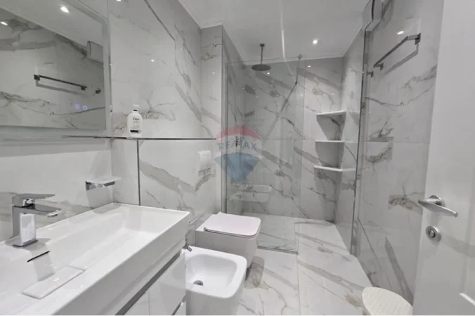 Tirane, shitet Dublex , 215 m² 420.000 € (Liqeni i Thate)