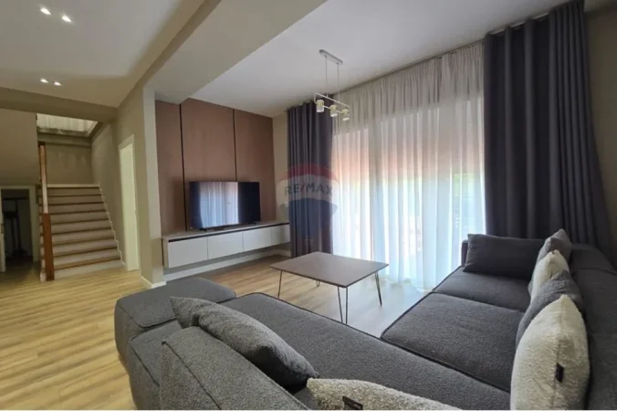 Tirane, shitet Dublex , 215 m² 420.000 € (Liqeni i Thate)