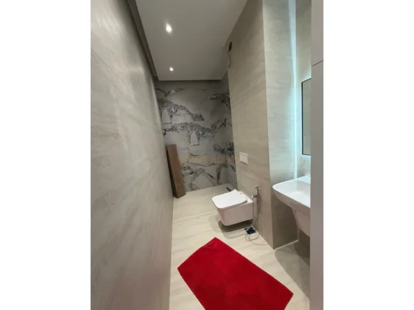 Tirane, jepet me qera apartament 2+1 Kati 12, 82 m² 1.300 € (Rruga e Barrikadave,)