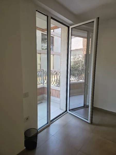 Tirane, jepet me qera ambjent biznesi Kati 1, 74 m² (Rane RTSH)