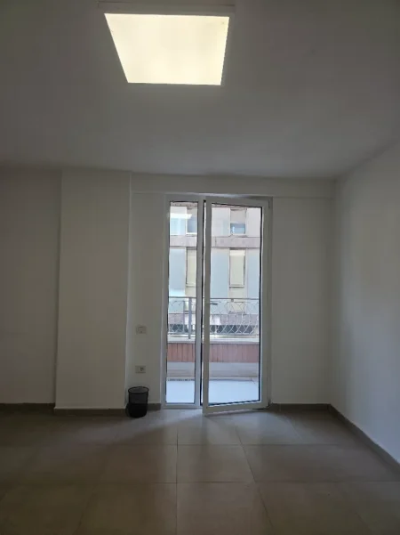 Tirane, jepet me qera ambjent biznesi Kati 1, 74 m² (Rane RTSH)
