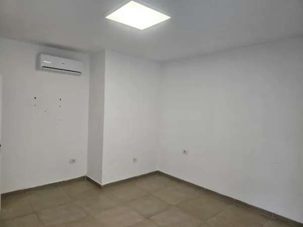 Tirane, jepet me qera ambjent biznesi Kati 1, 74 m² (Rane RTSH)