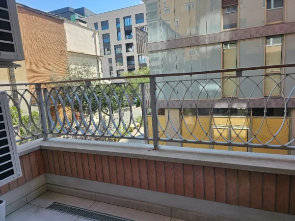 Tirane, jepet me qera ambjent biznesi Kati 1, 74 m² (Rane RTSH)