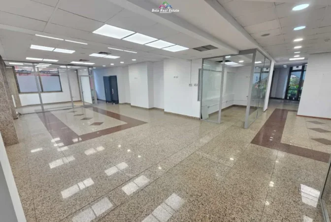 Tirane, jepet me qera zyre Kati 1, 235 m² 4.500 € (prane sheshi willson)