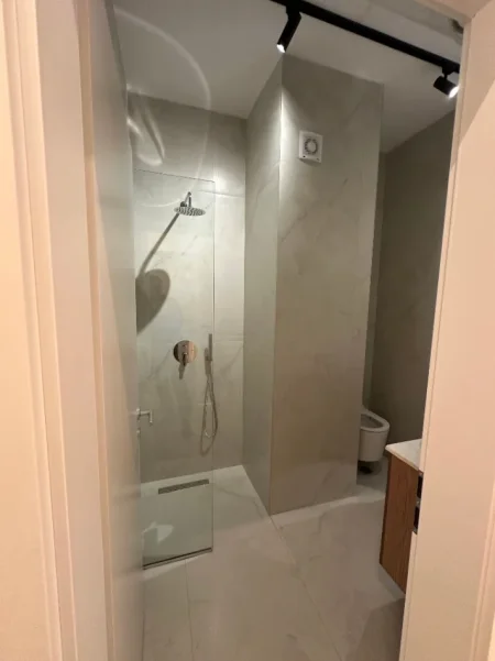 Tirane, jepet me qera apartament 1+1 Kati 7, 60 m² 560 € (Rruga Pasho Hysa)