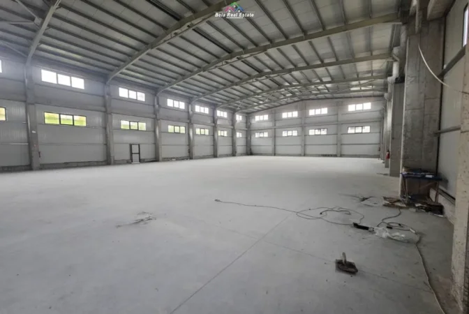 Tirane, jepet me qera magazine Kati 0, 3.200 m² 6.280 € (prane city park)