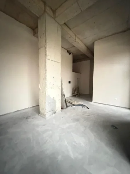 Tirane, jepet me qera dyqan Kati 0, 60 m² 670 € (astir)