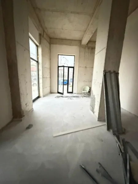 Tirane, jepet me qera dyqan Kati 0, 60 m² 670 € (astir)