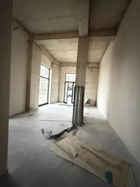 Tirane, jepet me qera dyqan Kati 0, 60 m² 670 € (astir)