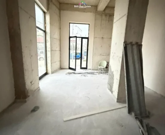Tirane, jepet me qera dyqan Kati 0, 60 m² 670 € (rruga sokrat miho)