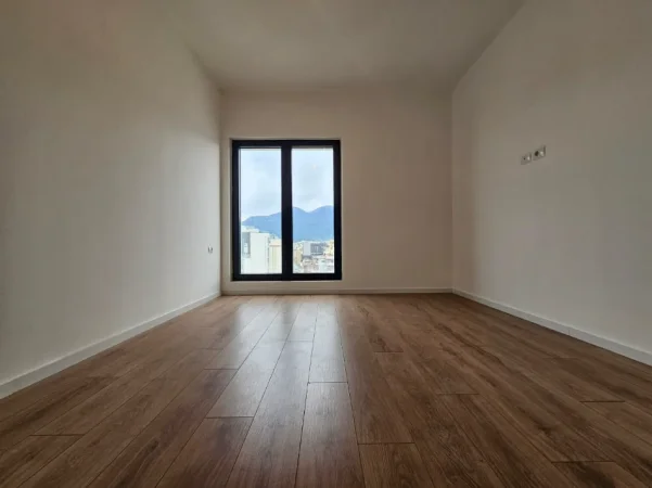 Tirane, jepet me qera zyre Kati 9, 102 m² (Rruga Barrikadave)