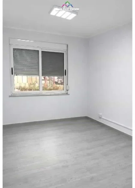 Tirane, jepet me qera zyre Kati 1, 100 m² 600 € (prane Hotel Diplomatit)