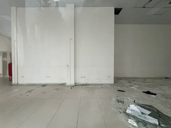 Tirane, jepet me qera dyqan Kati 0, 140 m² 1.570 € (prane hotel arela)