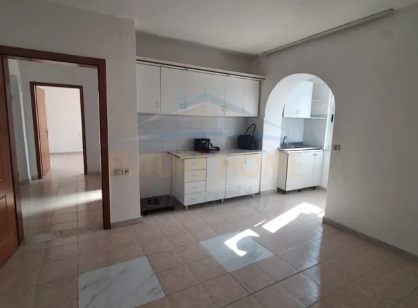 Tirane, jepet me qera apartament 1+1 Kati 3, 60 m² 313 € (Ali Demi, Tiranë.)