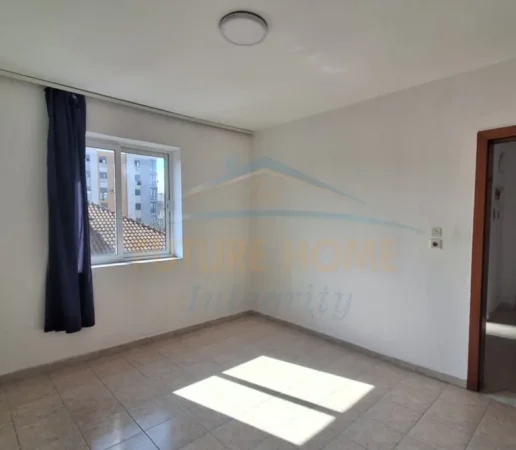 Tirane, jepet me qera apartament 1+1 Kati 3, 60 m² 313 € (Ali Demi, Tiranë.)