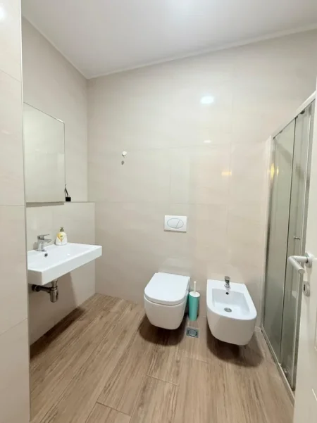 Tirane, jepet me qera apartament 2+1 Kati 8, 100 m² 900€ (KOMPLEKSI DELIJORGJI)