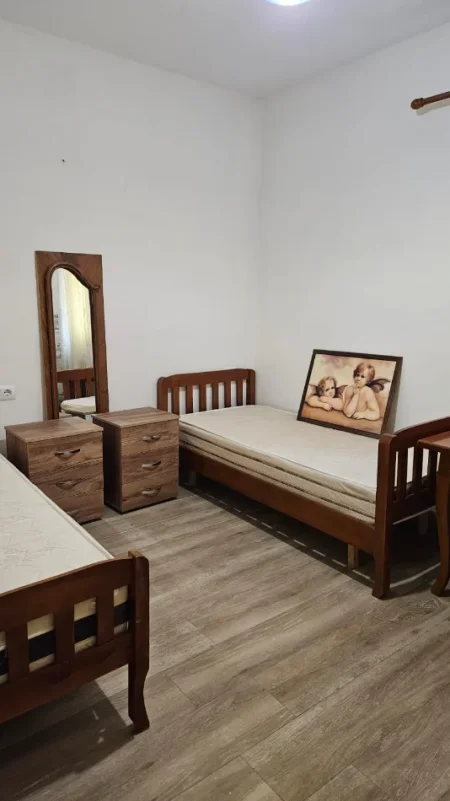 Tirane, jepet me qera nga Pronari, pa-komision apartament 1+1 Kati 1, 65 m² 350 € (Rr. Mihal Grameno)