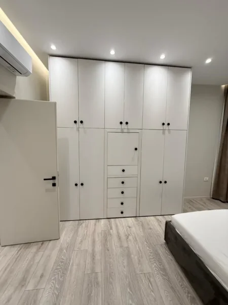 Tirane, shitet Vile 5+1+Aneks+Ballkon Kati 3, 600 m² (LIQENI THATE)