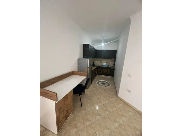 Tirane, jepet me qera apartament 2+1+Ballkon Kati 8, 72 m² 400 € (Unaza e Re)
