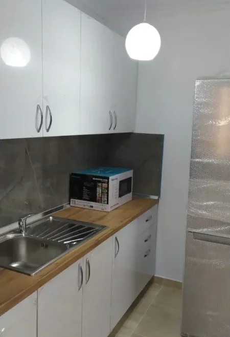 Tirane, jepet me qera apartament 1+1 Kati 3, 70 m² 550 € (Oxhaku)