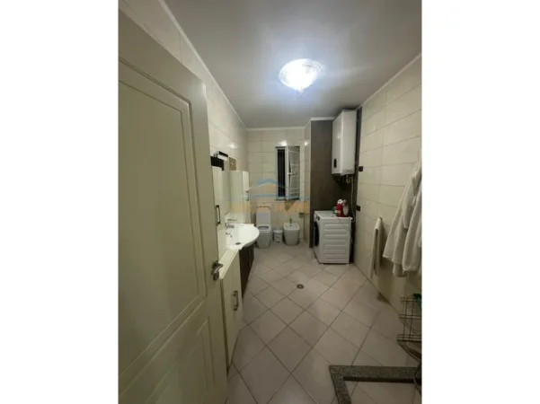 Tirane, jepet me qera apartament 2+1+Ballkon Kati 3, 99 m² 600 € (Unaza e Re)