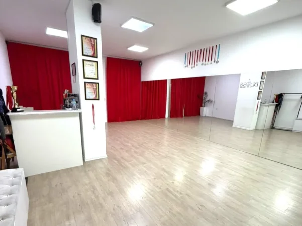 Tirane, jepet me qera ambjent biznesi Kati 0, 62 m² 700 € (Rruga Islam Alla)