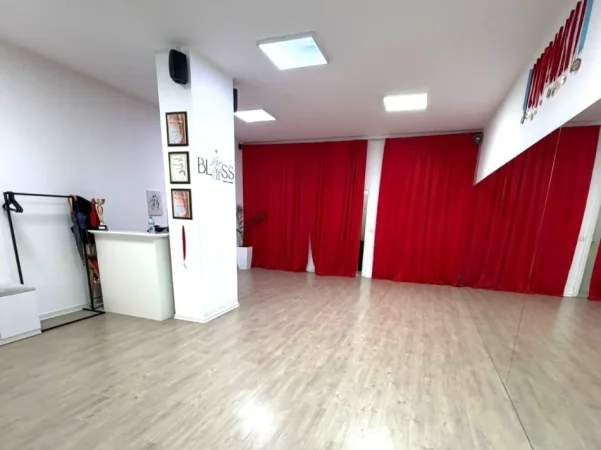 Tirane, jepet me qera ambjent biznesi Kati 0, 62 m² 700 € (Rruga Islam Alla)