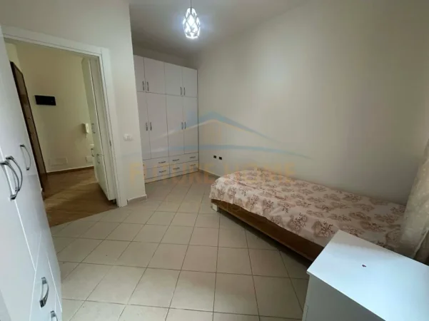 Tirane, jepet me qera apartament 2+1+Ballkon Kati 3, 88 m² 520 € (Unaza e Re)