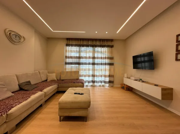 Tirane, jepet me qera apartament 2+1+Ballkon Kati 4, 108 m² 550 € (Unaza e Re)