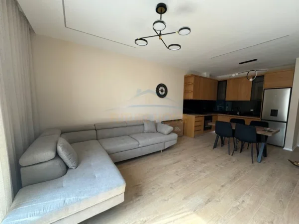 Tirane, jepet me qera apartament 1+1+Ballkon Kati 3, 63 m² 700 € (Rruga Jordan Misja)