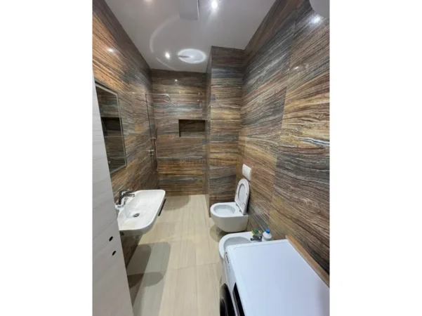 Tirane, jepet me qera apartament 1+1+Ballkon Kati 3, 63 m² 700 € (Rruga Jordan Misja)