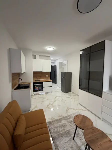 Tirane, jepet me qera ambjent biznesi Kati 4, 150 m² 2.000 € (KOMPLEKSI AURA)