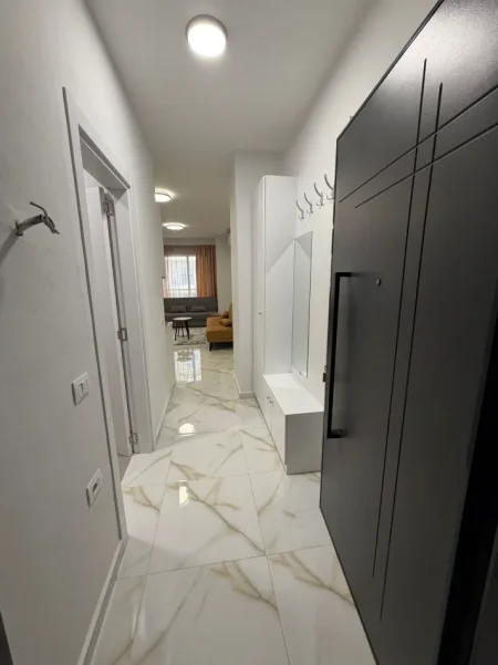 Tirane, jepet me qera ambjent biznesi Kati 4, 150 m² 2.000 € (KOMPLEKSI AURA)