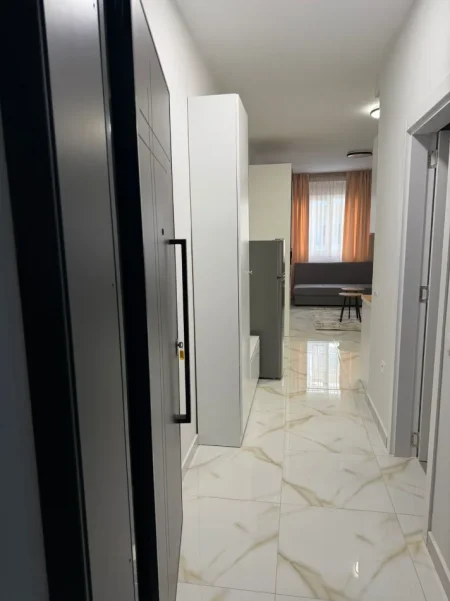 Tirane, jepet me qera ambjent biznesi Kati 4, 150 m² 2.000 € (KOMPLEKSI AURA)