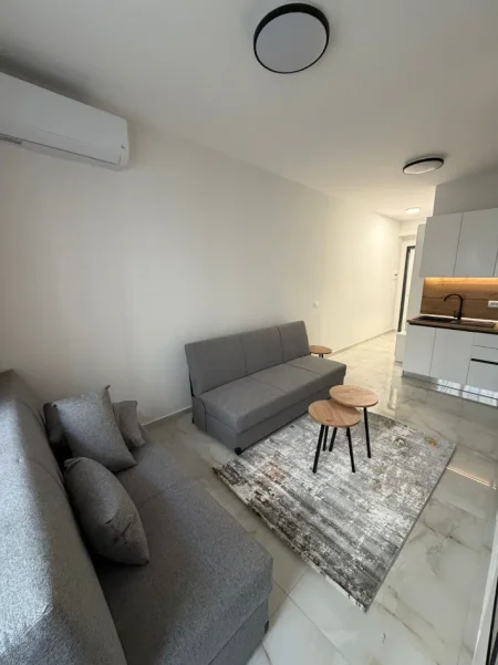 Tirane, jepet me qera ambjent biznesi Kati 4, 150 m² 2.000 € (KOMPLEKSI AURA)
