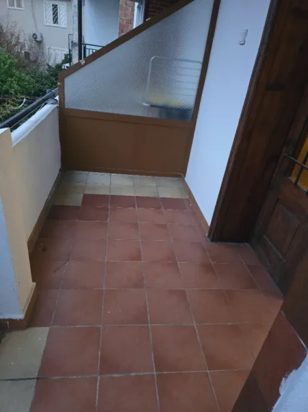 Tirane, jepet me qera apartament 1+1+Ballkon Kati 2, 70 m² 30.000 leke.(Prane ish stacionit te fundit te Tiranes Re.)