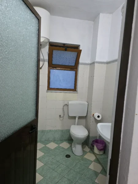 Tirane, jepet me qera apartament 1+1+Ballkon Kati 2, 70 m² 30.000 leke.(Prane ish stacionit te fundit te Tiranes Re.)