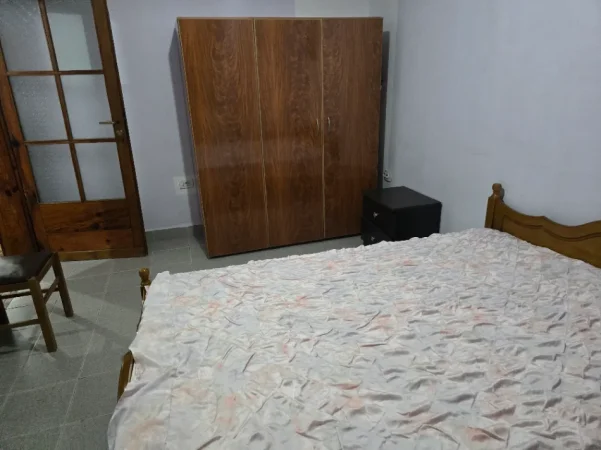 Tirane, jepet me qera apartament 1+1+Ballkon Kati 2, 70 m² 30.000 leke.(Prane ish stacionit te fundit te Tiranes Re.)