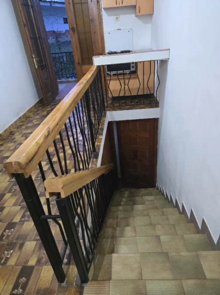 Tirane, jepet me qera apartament 1+1+Ballkon Kati 2, 70 m² 30.000 leke.(Prane ish stacionit te fundit te Tiranes Re.)