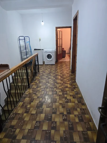 Tirane, jepet me qera apartament 1+1+Ballkon Kati 2, 70 m² 30.000 leke.(Prane ish stacionit te fundit te Tiranes Re.)