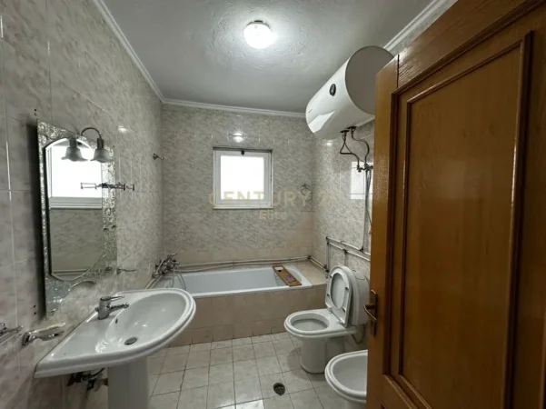 Tirane, jepet me qera apartament 2+1 , 120 m² 600 € (laprake dritan hoxha)