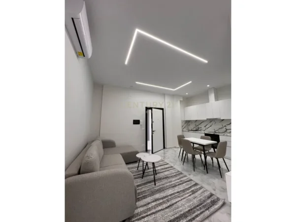 Tirane, jepet me qera apartament 2+1+Ballkon Kati 4, 232 m² 450 € (kodra e priftit)