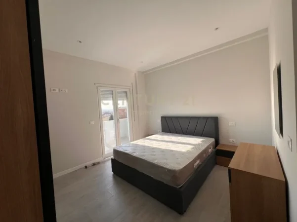 Tirane, jepet me qera apartament 2+1+Ballkon Kati 4, 232 m² 450 € (kodra e priftit)