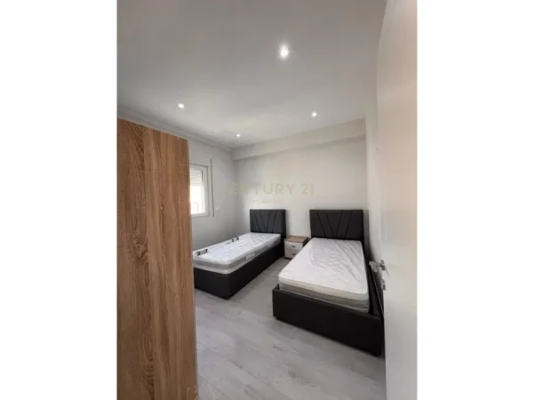 Tirane, jepet me qera apartament 2+1+Ballkon Kati 4, 232 m² 450 € (kodra e priftit)